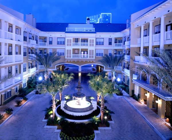 Beautiful large studio unit updated flooring, balcony with a pool view! – photo 4
