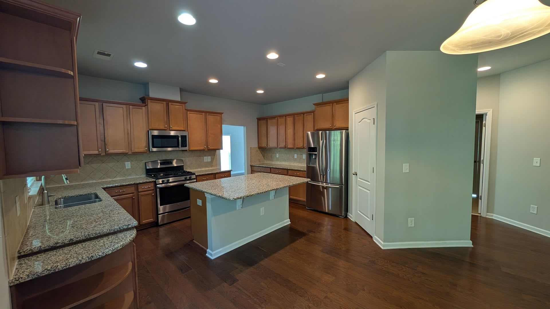Stunning 7 Bedroom House with a Loft and Updated Kitchen in Harrisburg – photo 2