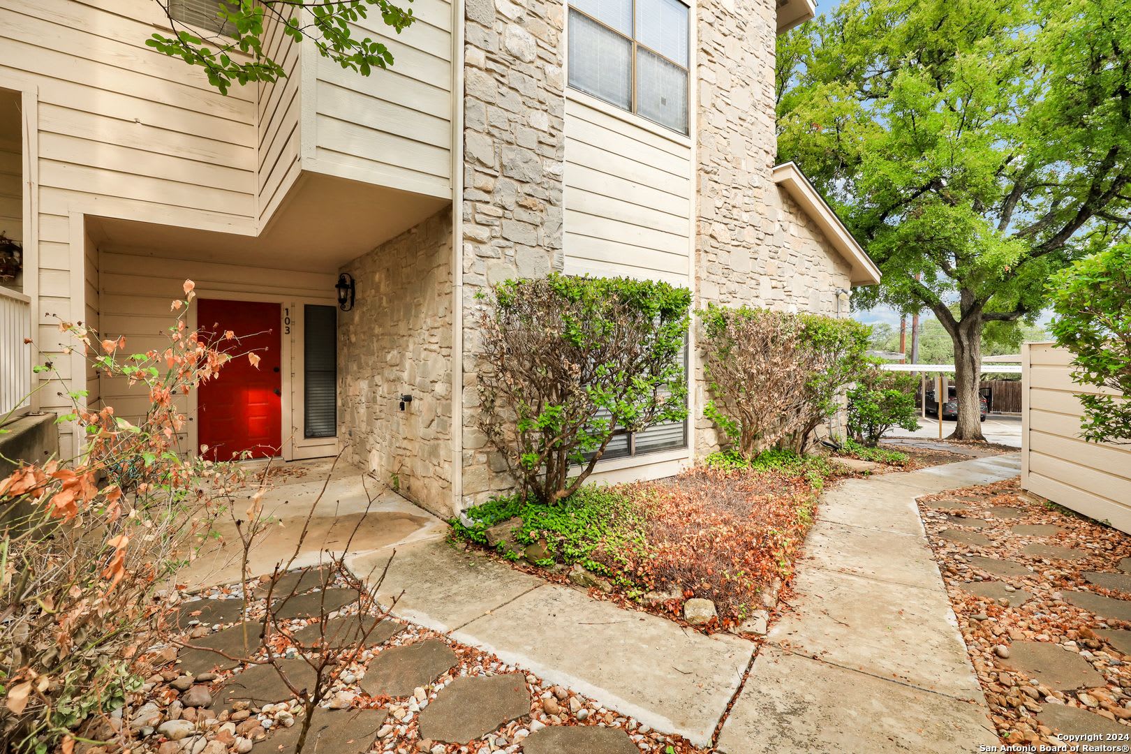 Modern Two-Story Condo with 2 Bedrooms, 2.5 Bathrooms, and Community Pool – photo 2
