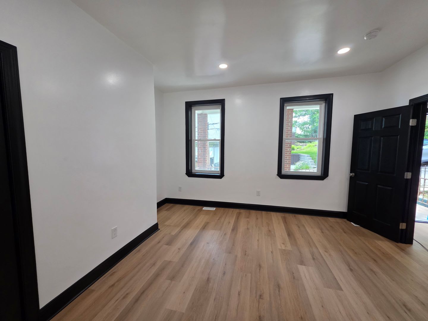 Fully Updated 4 bedroom 1.5 bath house for rent – photo 2
