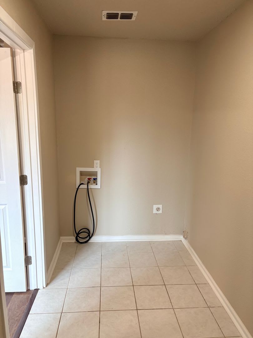 $999.00 First Month Rent!!! Remodeled 4 Bed 2 Bath by West End Center – photo 4