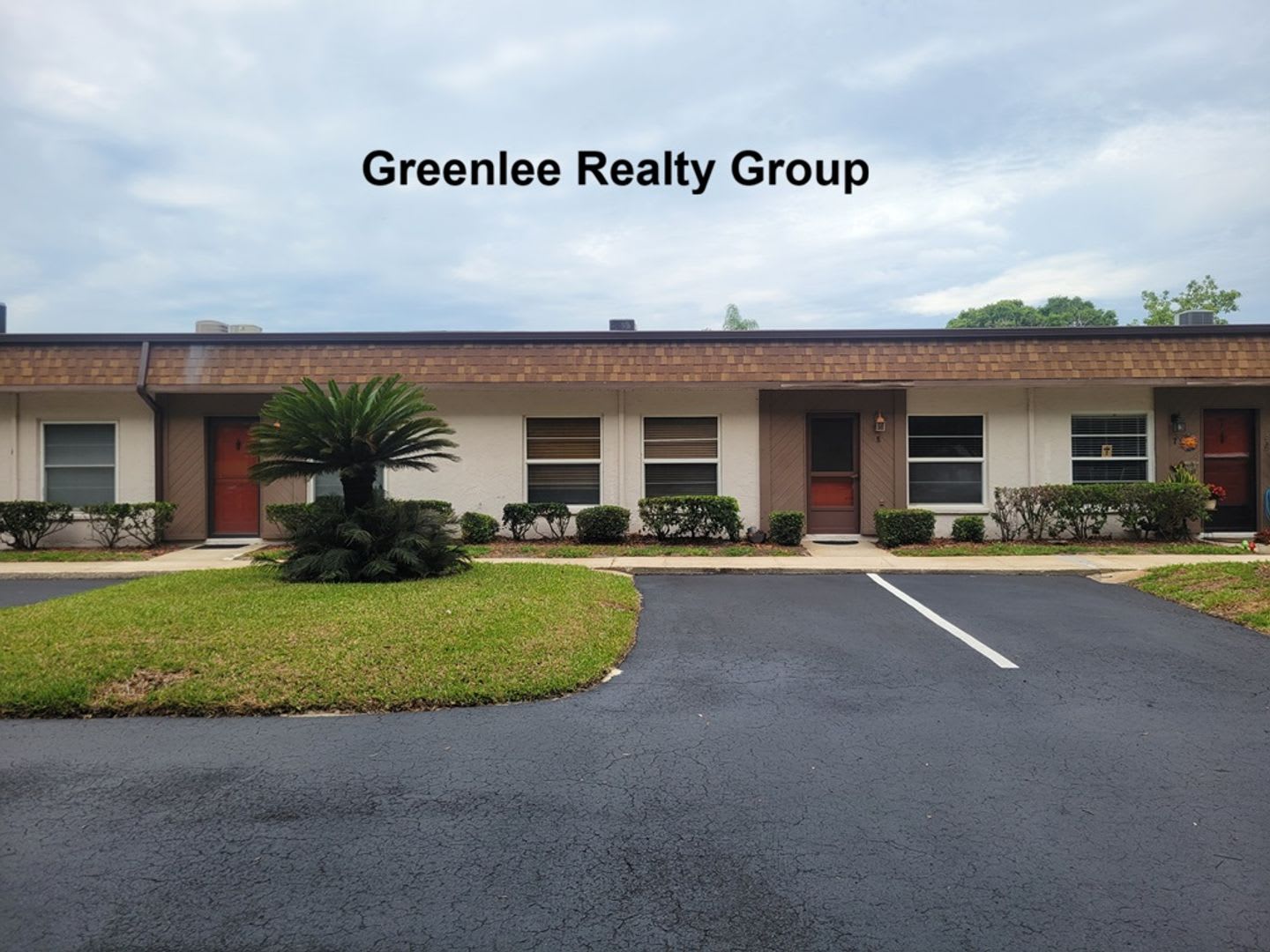 Beautiful 2 Bedroom / 1.5 Bathroom Condo Located in a Quiet 55+ Community! Water/Sewer/Trash/Lawn Included! – photo 2