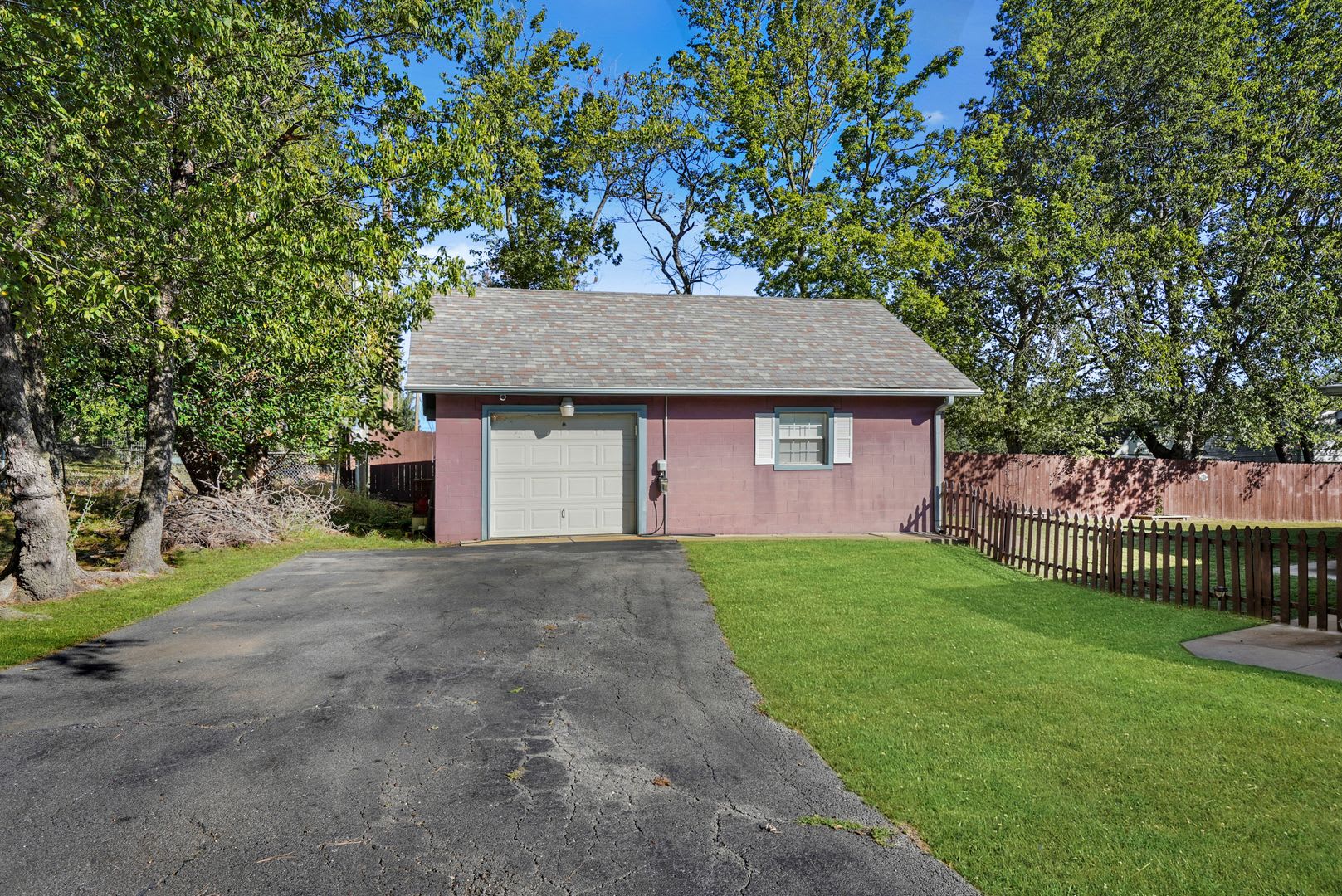 Private on 1.2 acres 3/2.5 bath w/2 car garage/20x30shop &pool – photo 4