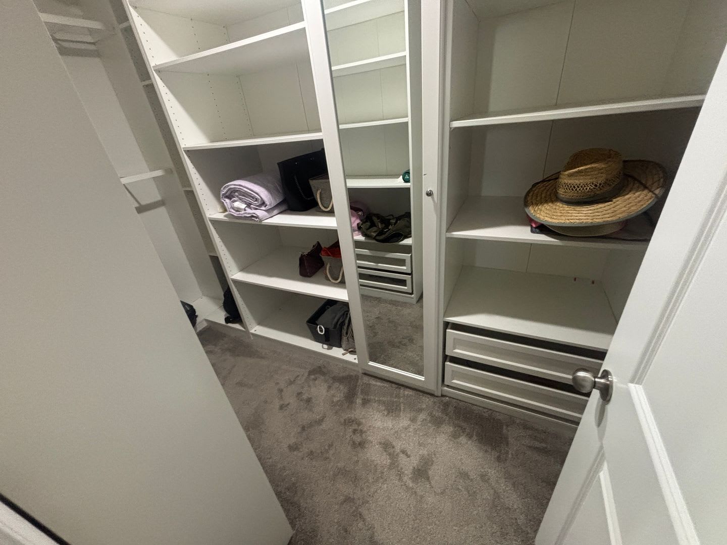Room in 5 Bedroom Home at Aintree Ave – photo 4