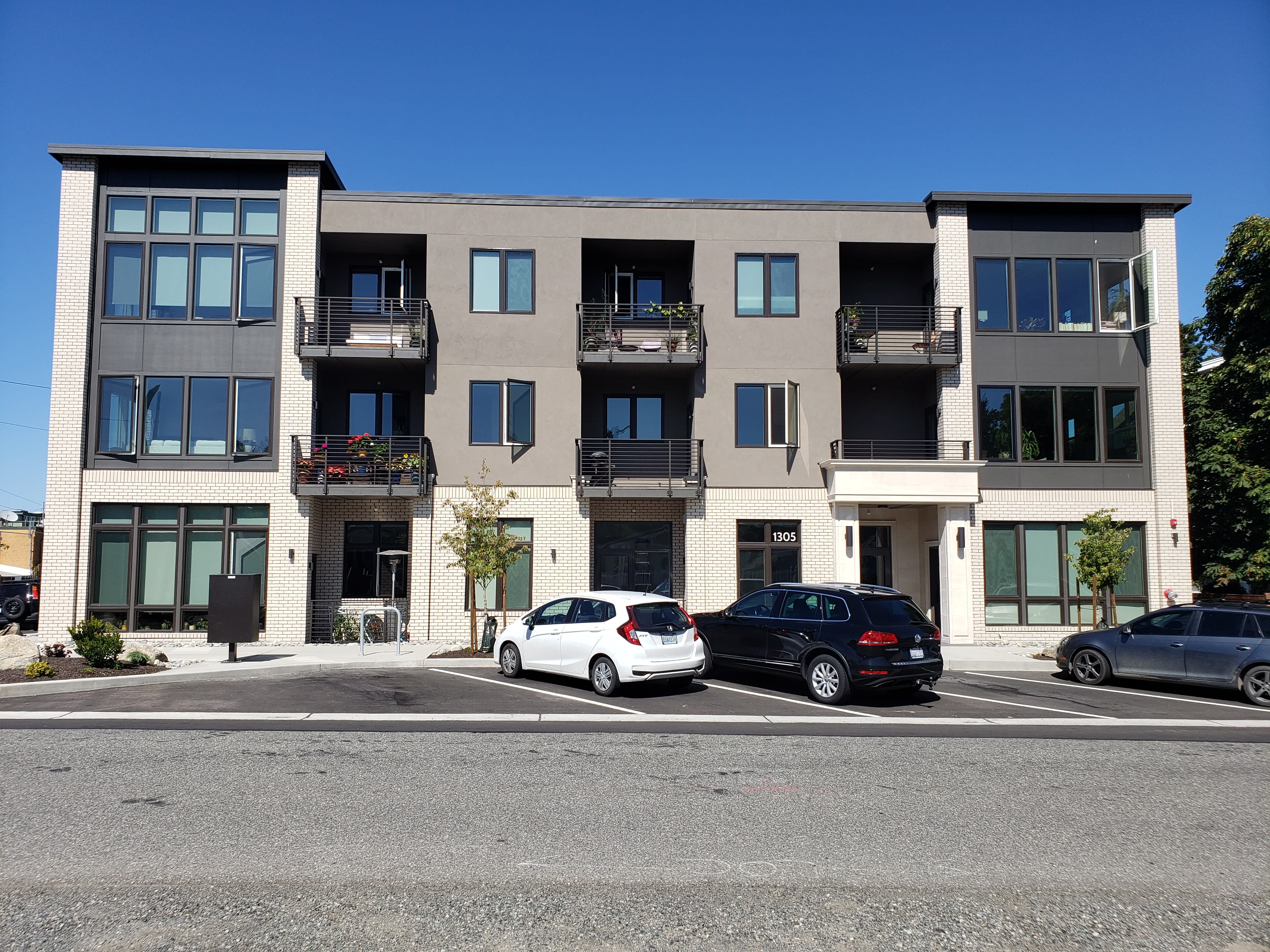 1305 Larrabee Avenue – photo 4