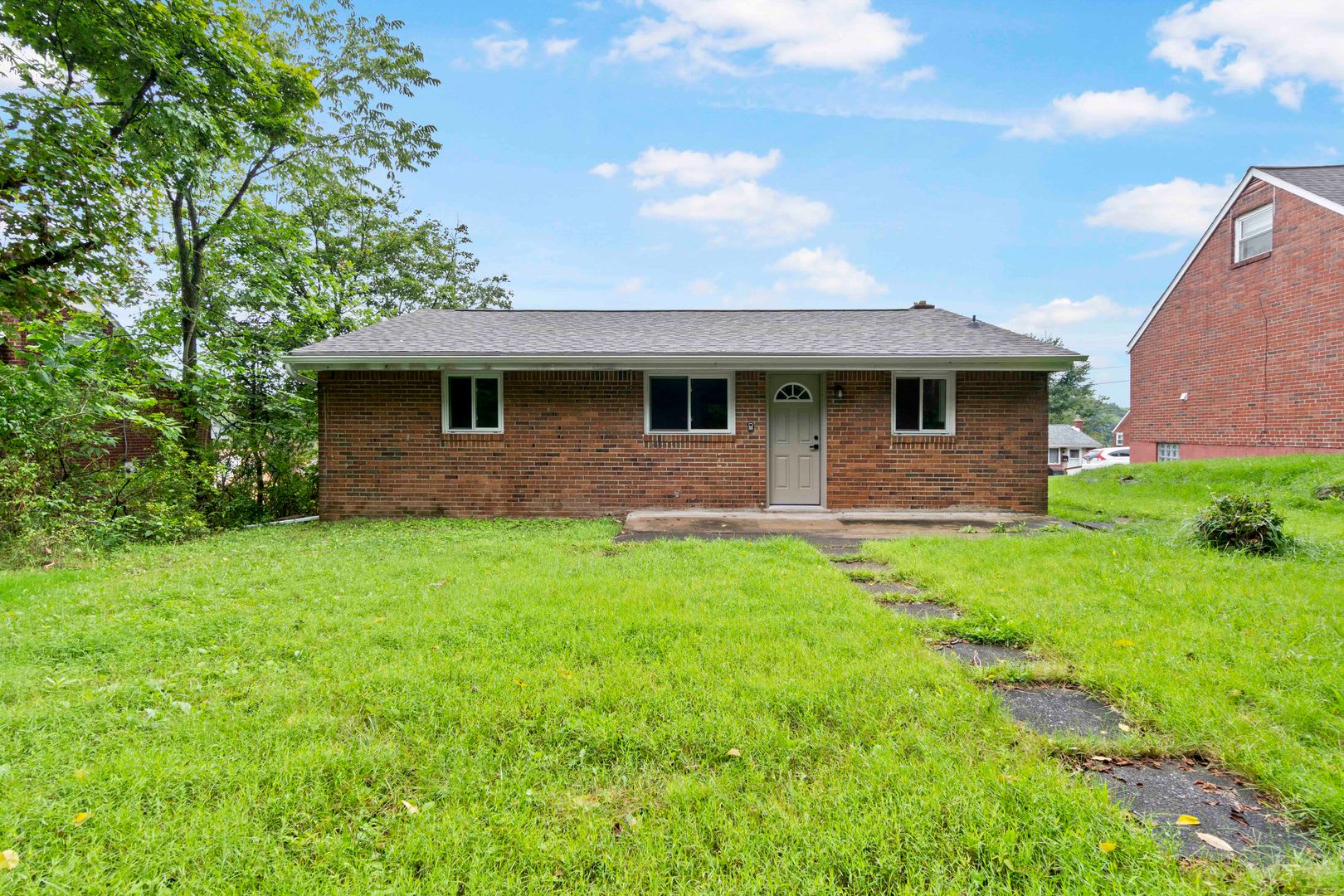 AVAILABLE NOW! Fully RENOVATED 3 bedroom in PENN HILLS! – photo 2