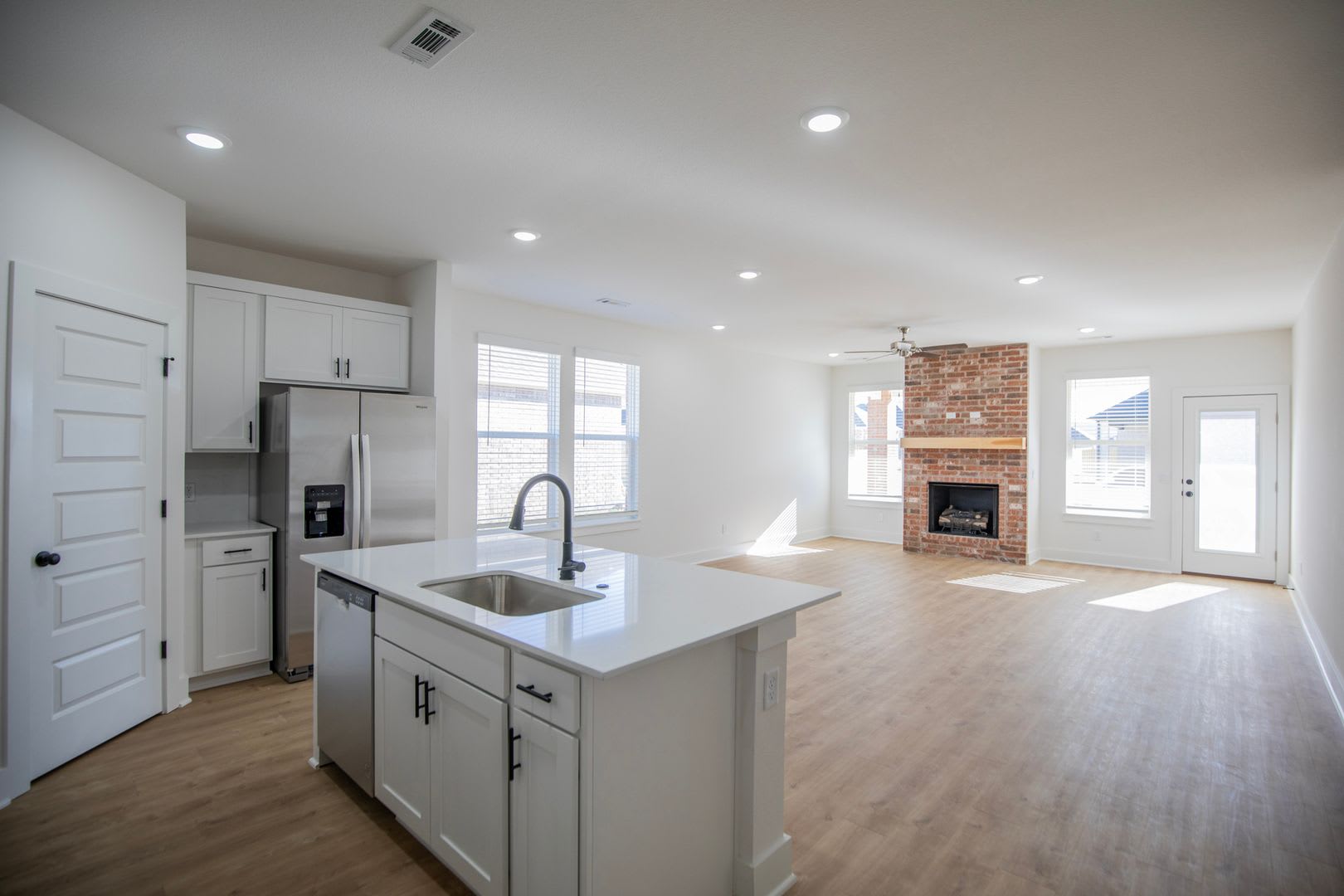 136 S Broyles Avenue – photo 4