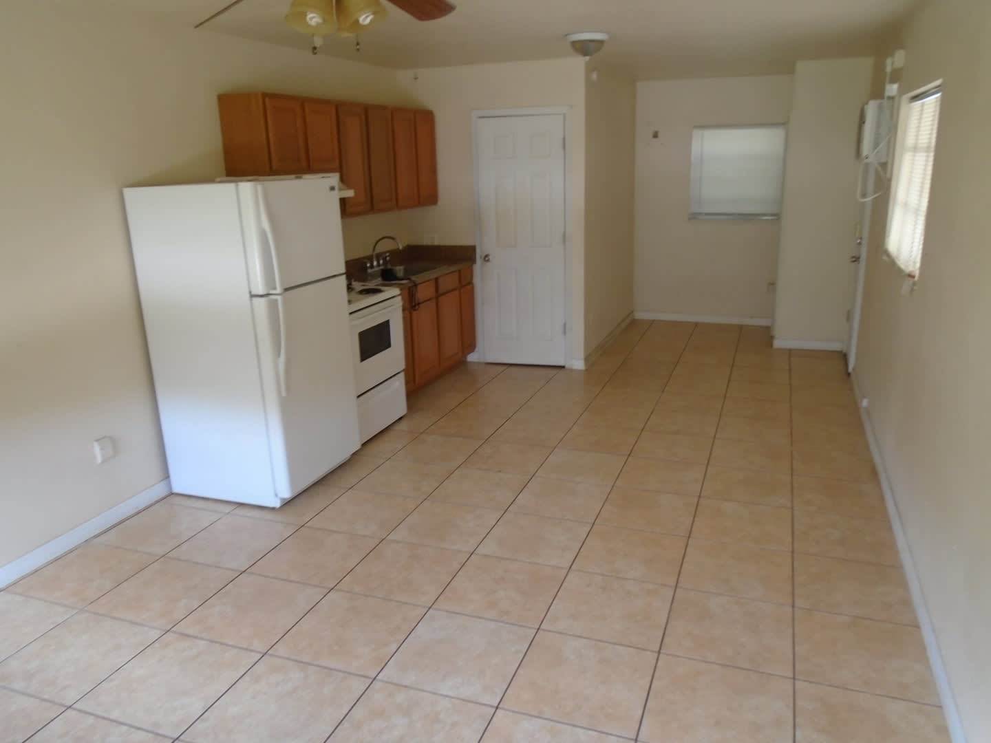 913 Brack St Cute Studio In 1 2 Duplex – photo 3