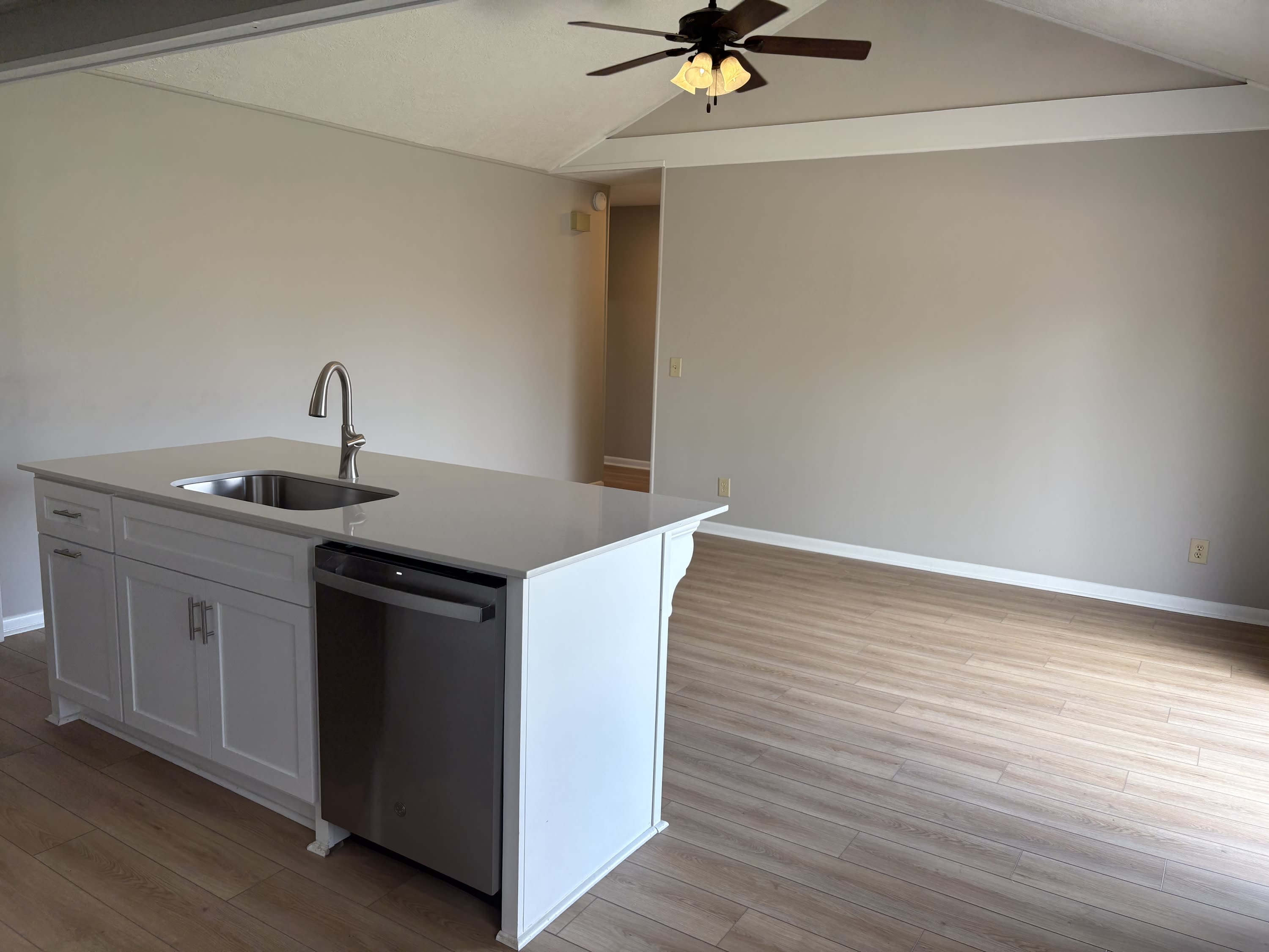 127 Holiday Court – photo 3