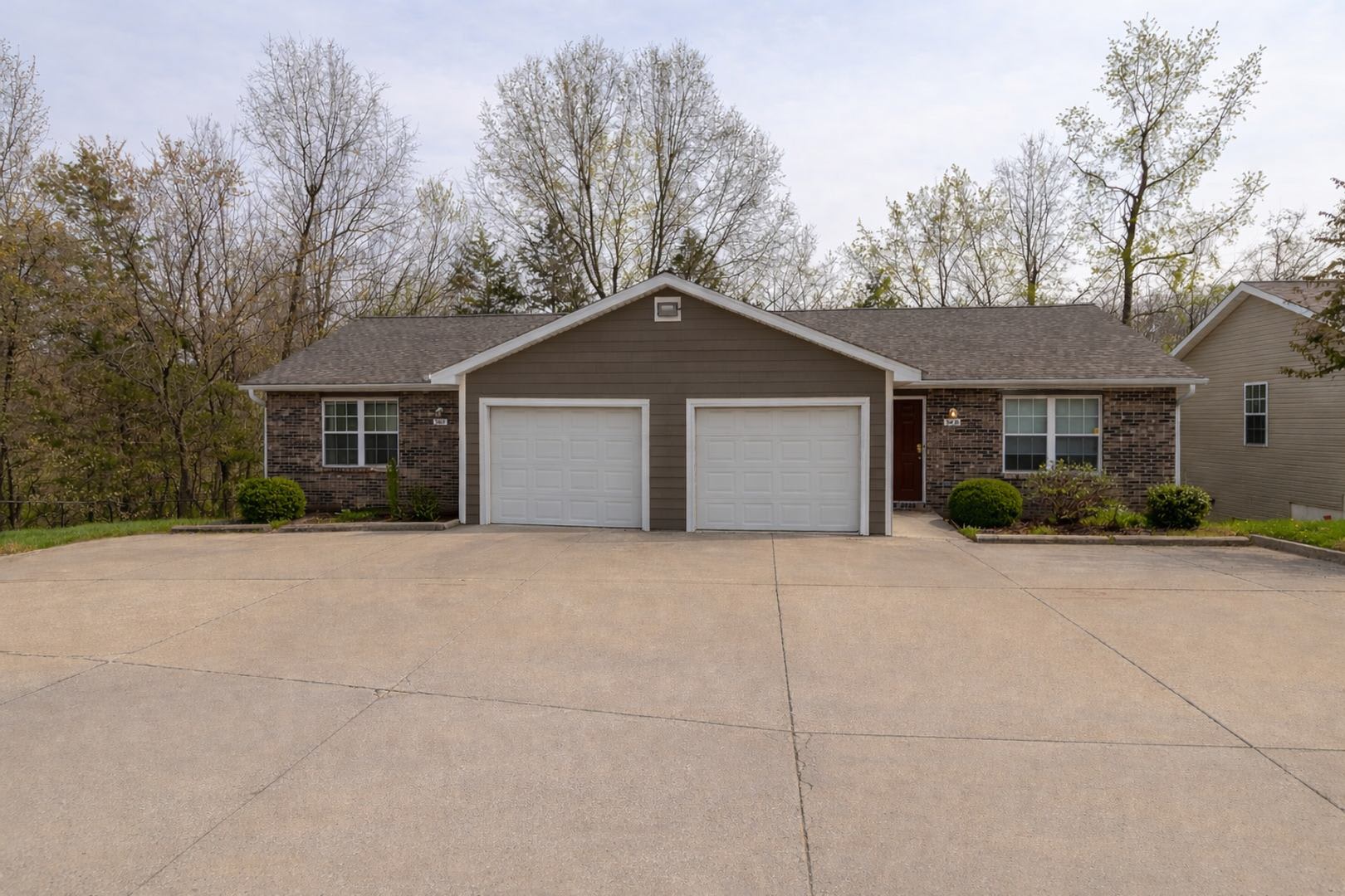 3 Bedrooms 2 Bath – photo 1