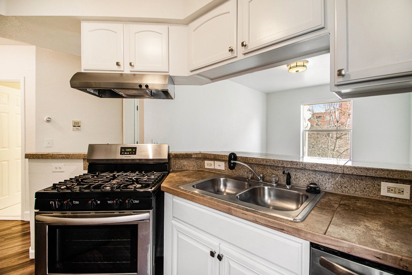 Cute Bungalow in North Capitol Hill – photo 4