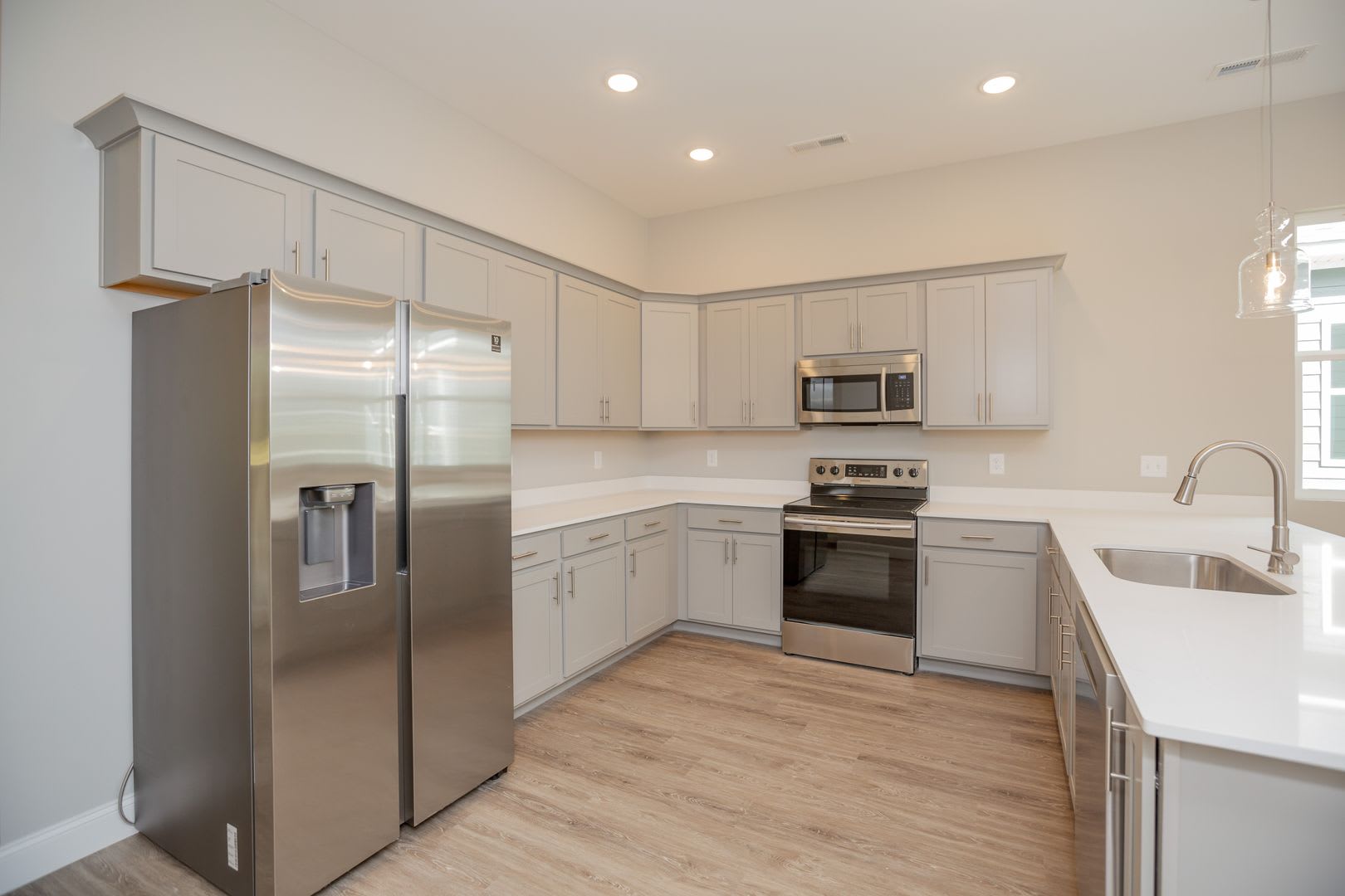 Modern 4 Bedroom Home in Red Bank – photo 4