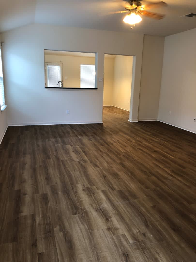 4 Bedroom Charm In Manor – photo 3