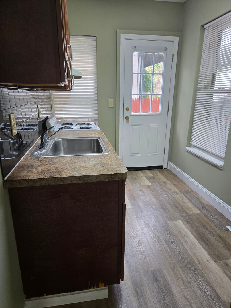 Large 2 bedroom, 1 bathroom HOUSE – photo 2