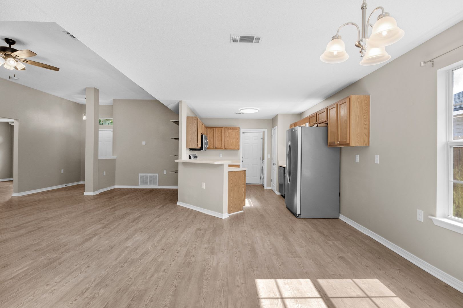 Charming 3-Bedroom Home in a Great Neighborhood with Pool & Park Access! – photo 5