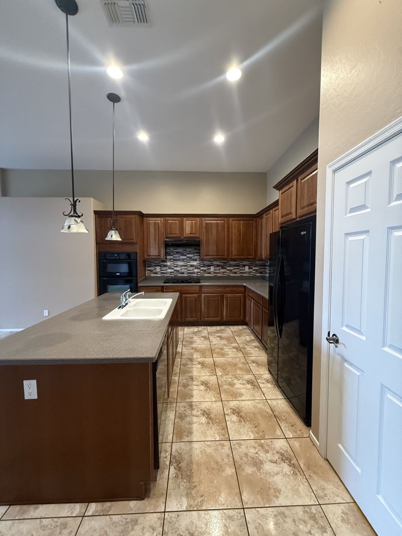 Gorgeous 3 bed with a Den in Cobblestone Farms, Maricopa! Move in Sept 2026 rent free deposits only!!! – photo 4