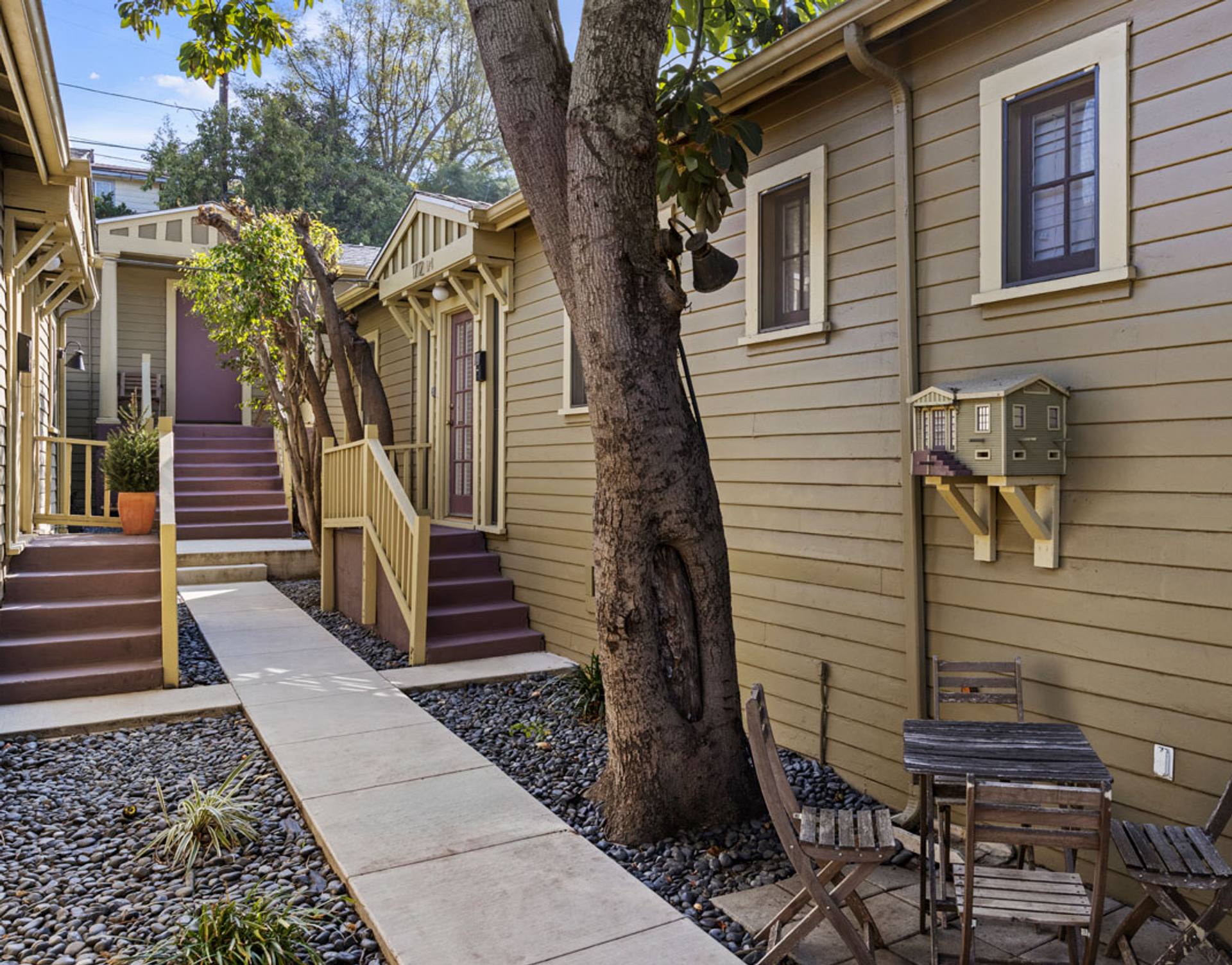 Adorable 1 Bed 1 Bath Apartment In The Heart Of Echo Park With In Unit Laundry Parking Private Yard – photo 1
