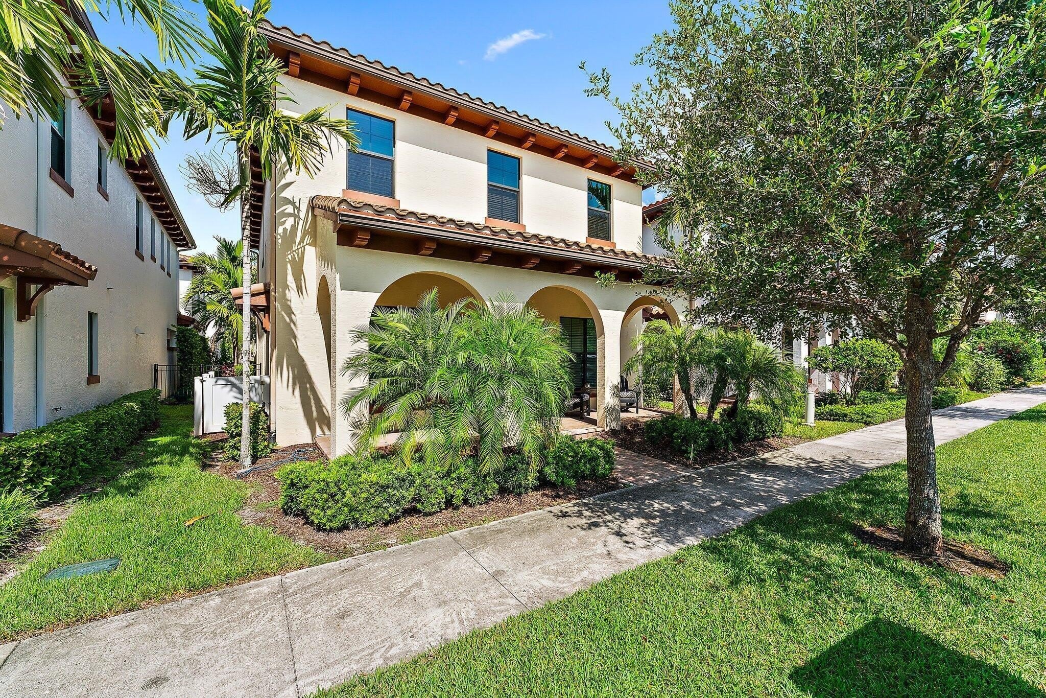 1077 Faulkner Terrace – photo 2
