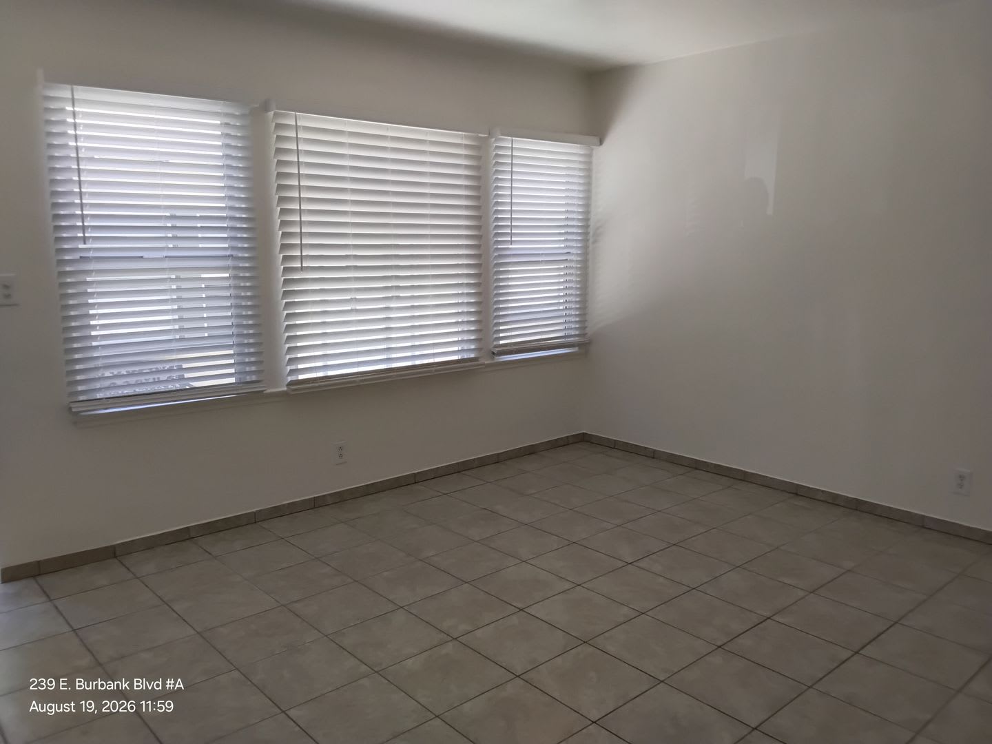 Bright & Spacious Unit in the Heart of Burbank – Utilities Included! – photo 5