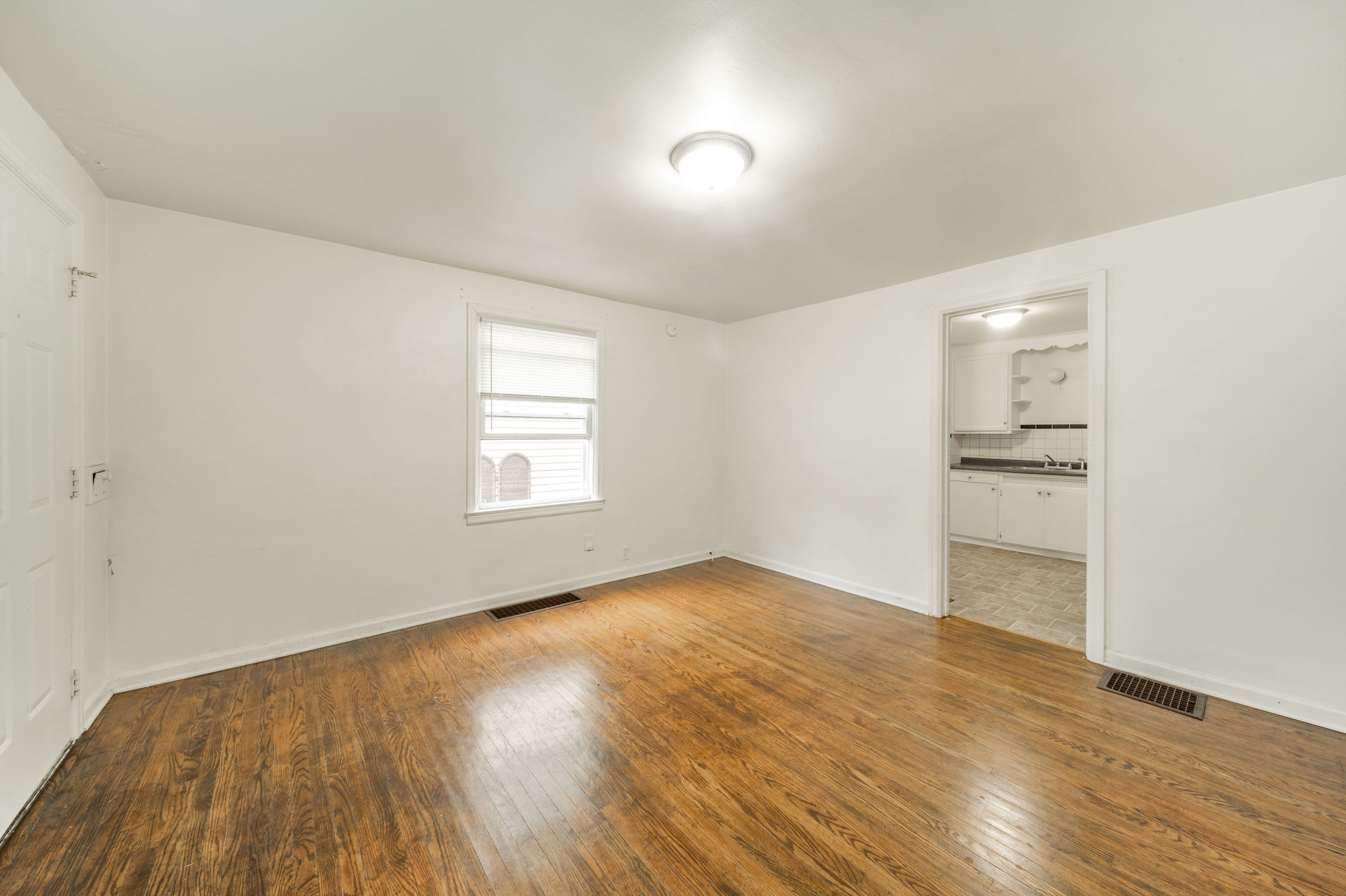 4326 Crittenden Avenue – photo 4