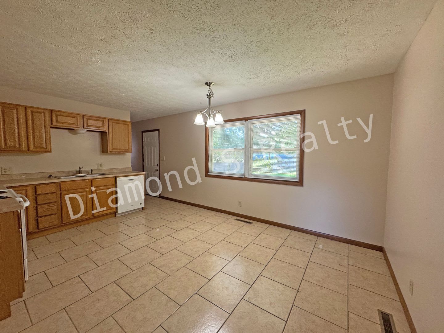 Charming 3 Bedroom Home Available Now – photo 5