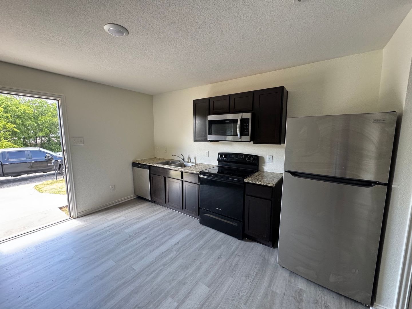3 Bedroom Living Near Downtown – photo 2