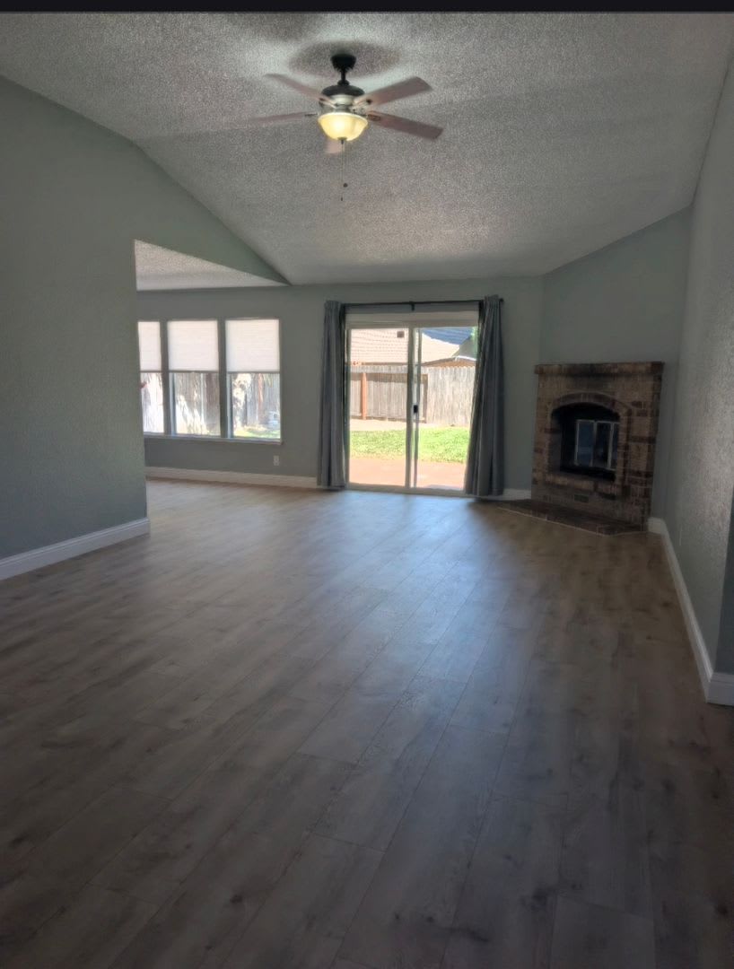 Adorable 3 Bedroom 2 Bath Available Now – photo 5