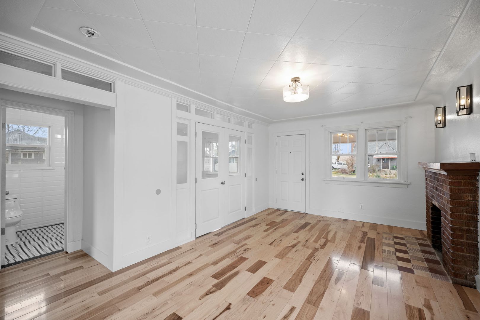 Remodeled 3BR/2BA Brick Bungalow – photo 4