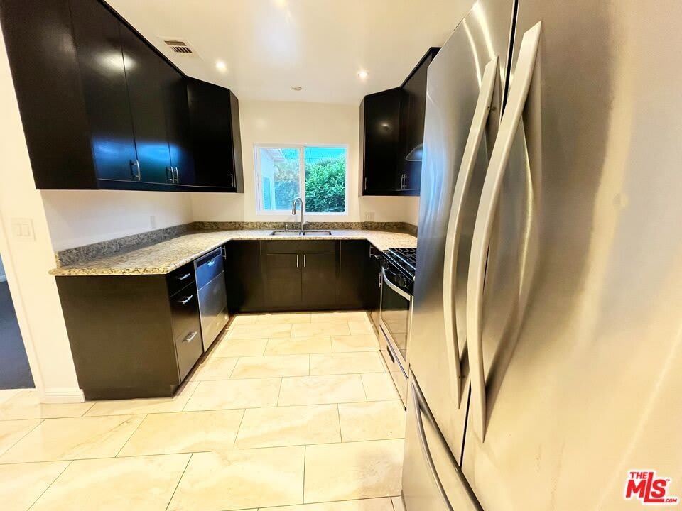 14744 Magnolia Blvd – photo 4