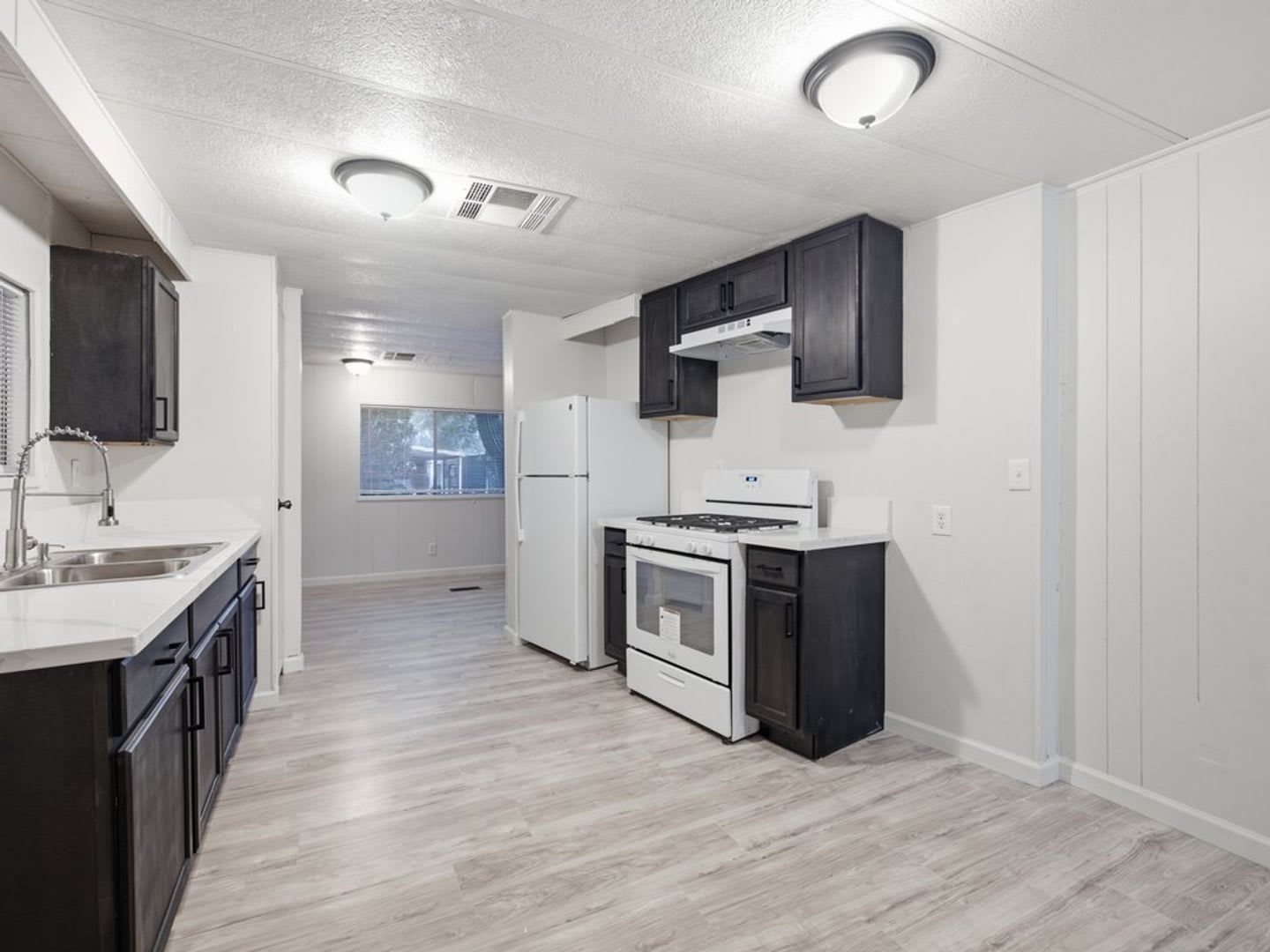 3 Bedroom 2 Bathroom With community Pool! – photo 1