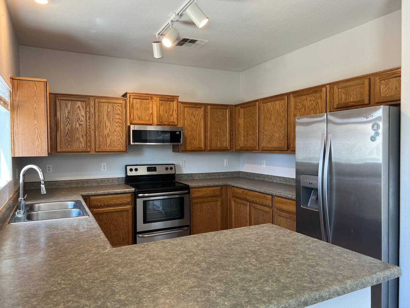 4 beds, 2.5 baths, 1,741 sqft – photo 5