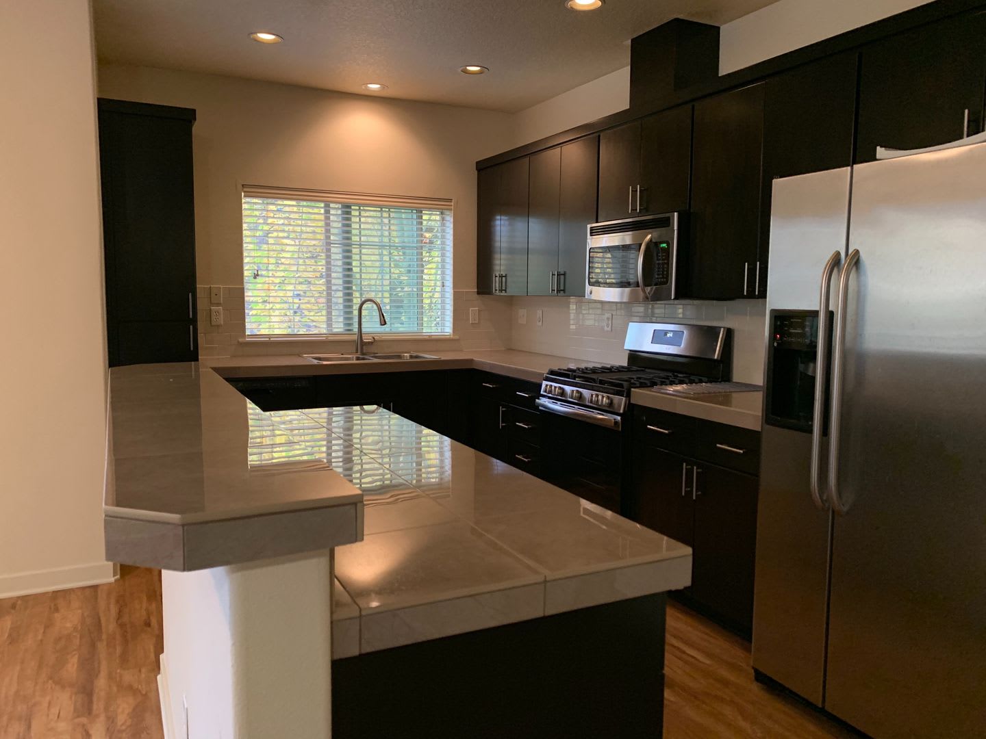 Beautiful 3 bedroom 2 bathroom Townhome! – photo 3