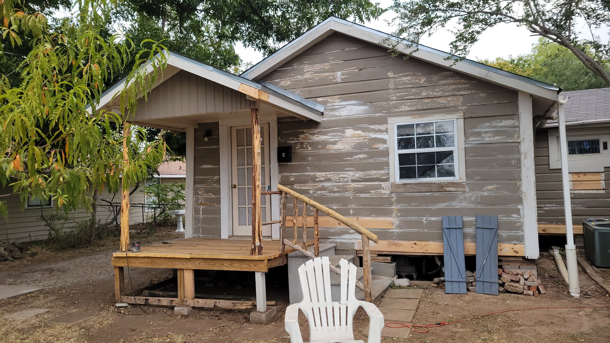 740 W College St – photo 1