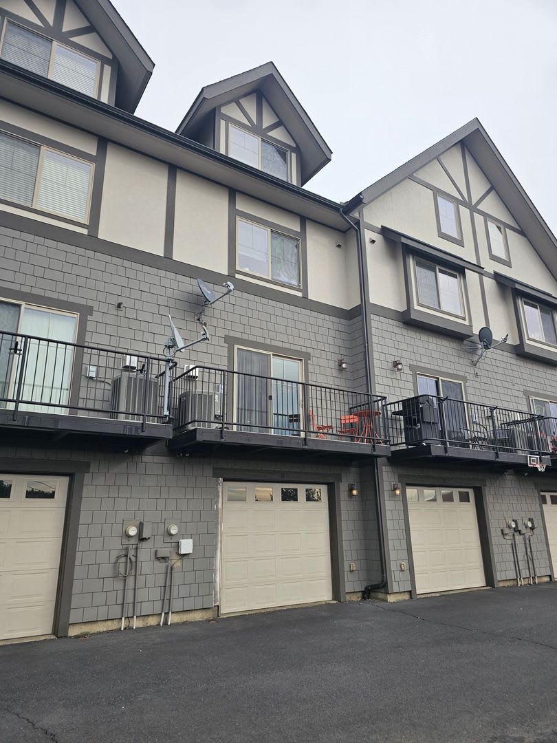 715 NE Oak St. B – photo 2