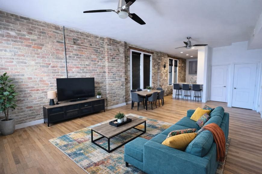 2129 North Southport Ave. – photo 2