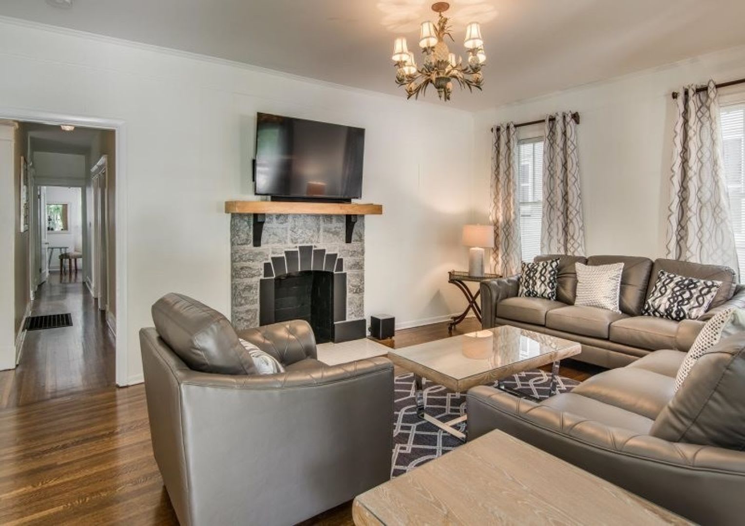 Welcome home to this stunning FULLY FURNISHED and AMPLE FREE PARKING for at least six cars! – photo 4