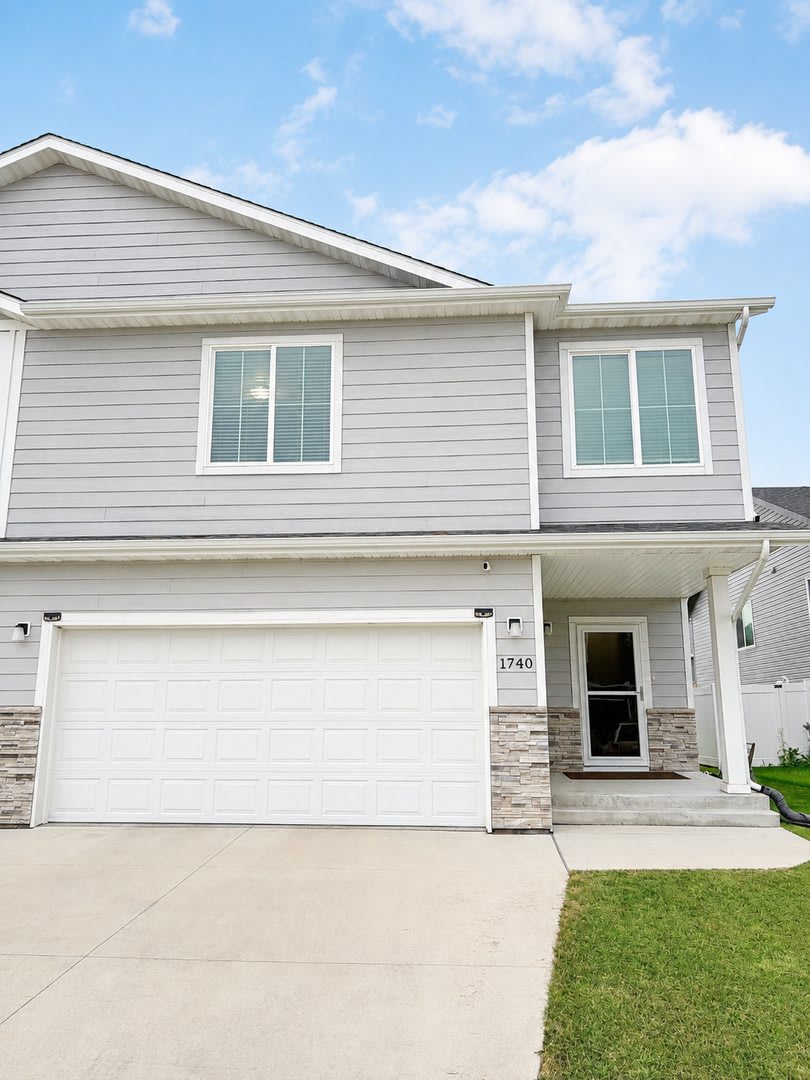 Modern 3-bedroom, 3-bathroom 3-level twin home located in South Grand Forks, ND! – photo 1