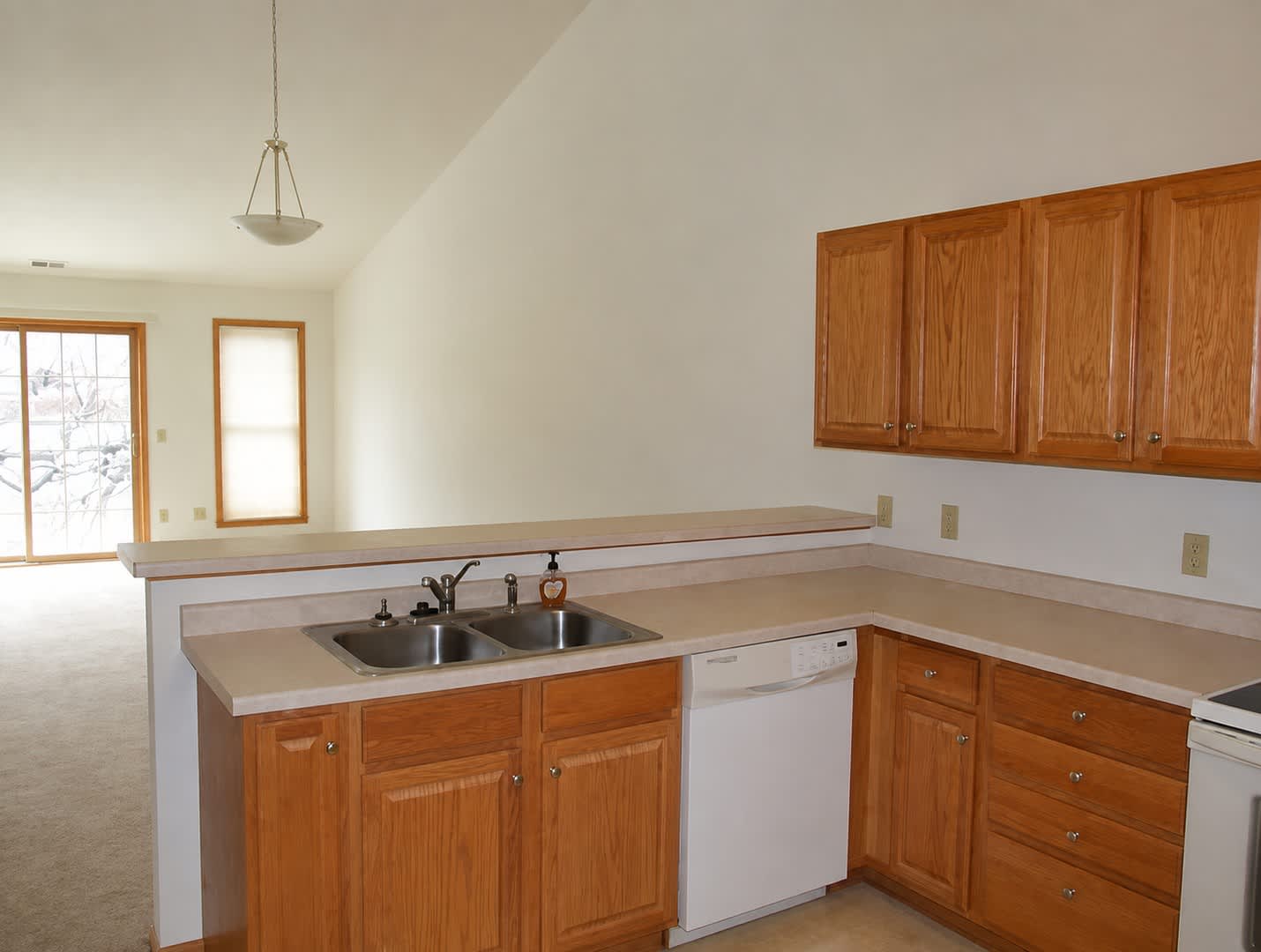 Great 2BR/1BA One Level Delano Townhome Available 10/1 – photo 4