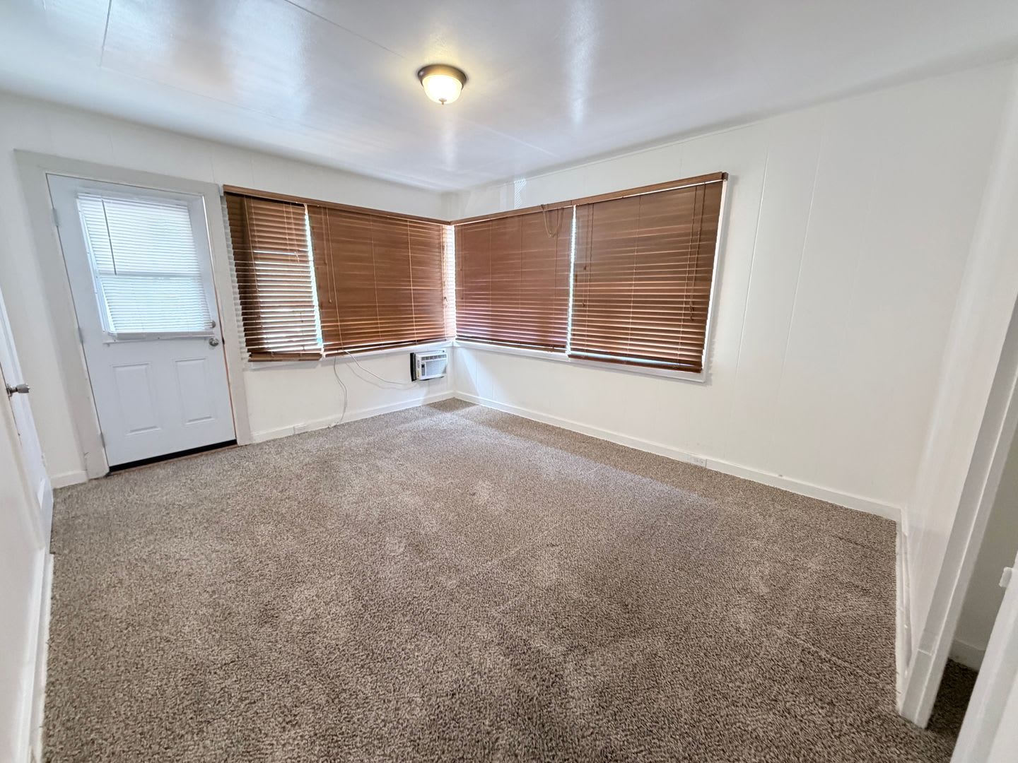 Spacious Two-Level 2BR/1BA Near Ritz-Carlton & Waikiki Beach – photo 2