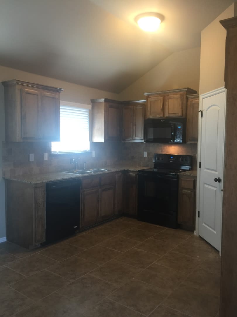 3 bedroom 2 bath home Mustang Schools – photo 3