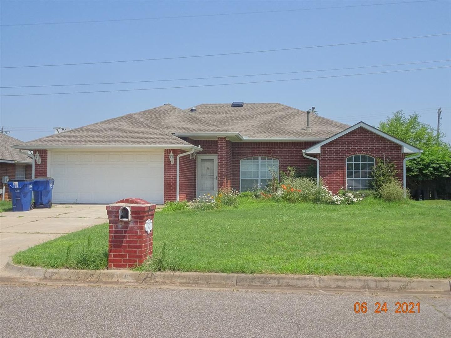 Nice 3 Bedroom 2 Bath 2 Car Garage In Noble – photo 1