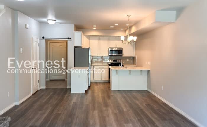 1689 Grand Avenue – photo 4