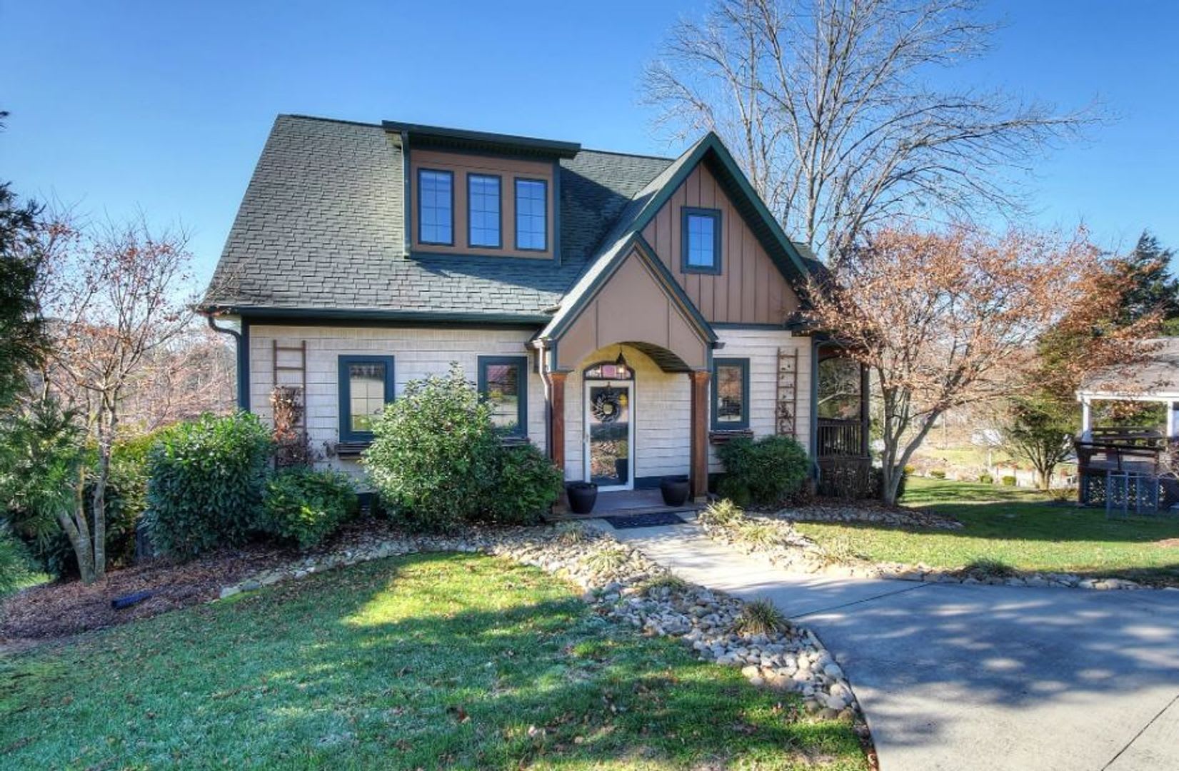 GORGEOUS LAKE HOUSE! 3 Bedrooms/3.5 Baths on Boone Lake $3,900 monthly – photo 5