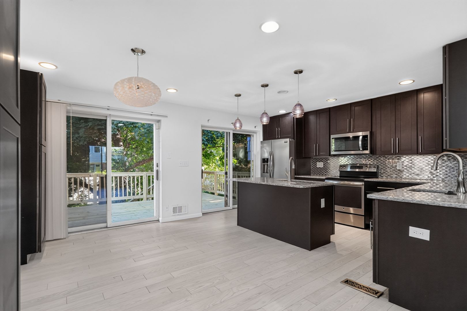 Luxury Living In This Bright Charming 3Bd 2 5Bth Sf Home In North Cleveland Park – photo 4