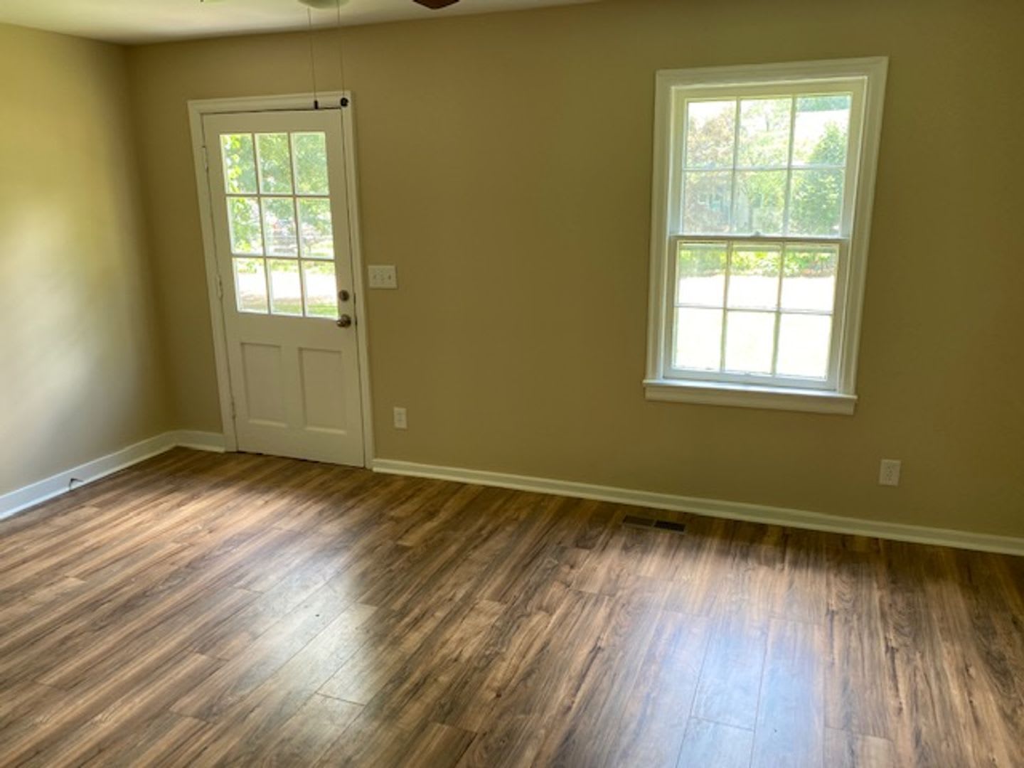 Available now-THREE BEDROOM/TWO BATH BUNGALOW – photo 5