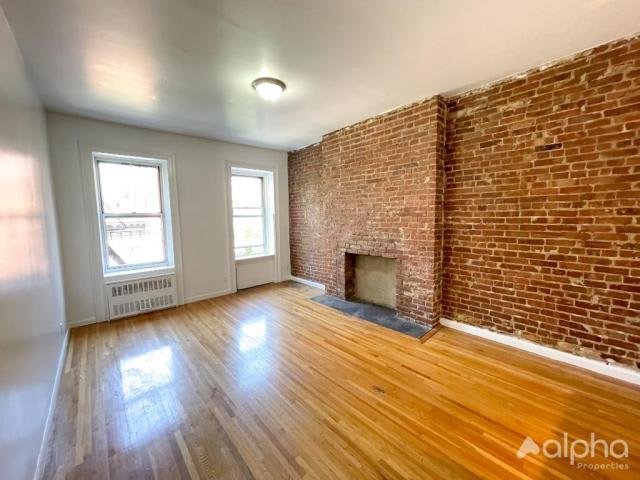 316 E 83RD – photo 1