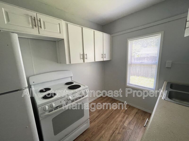 1830 27th Ave N #E – photo 2