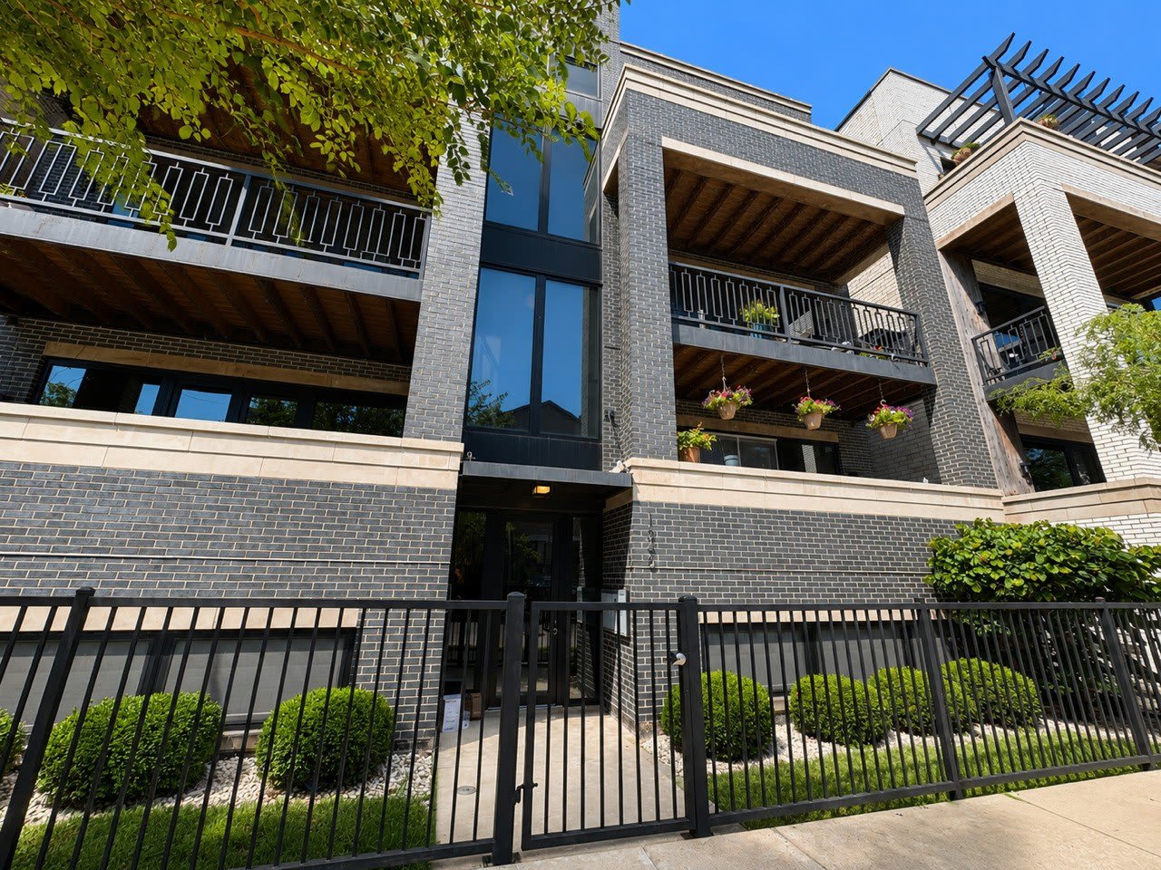 1340 W WALTON Street – photo 1