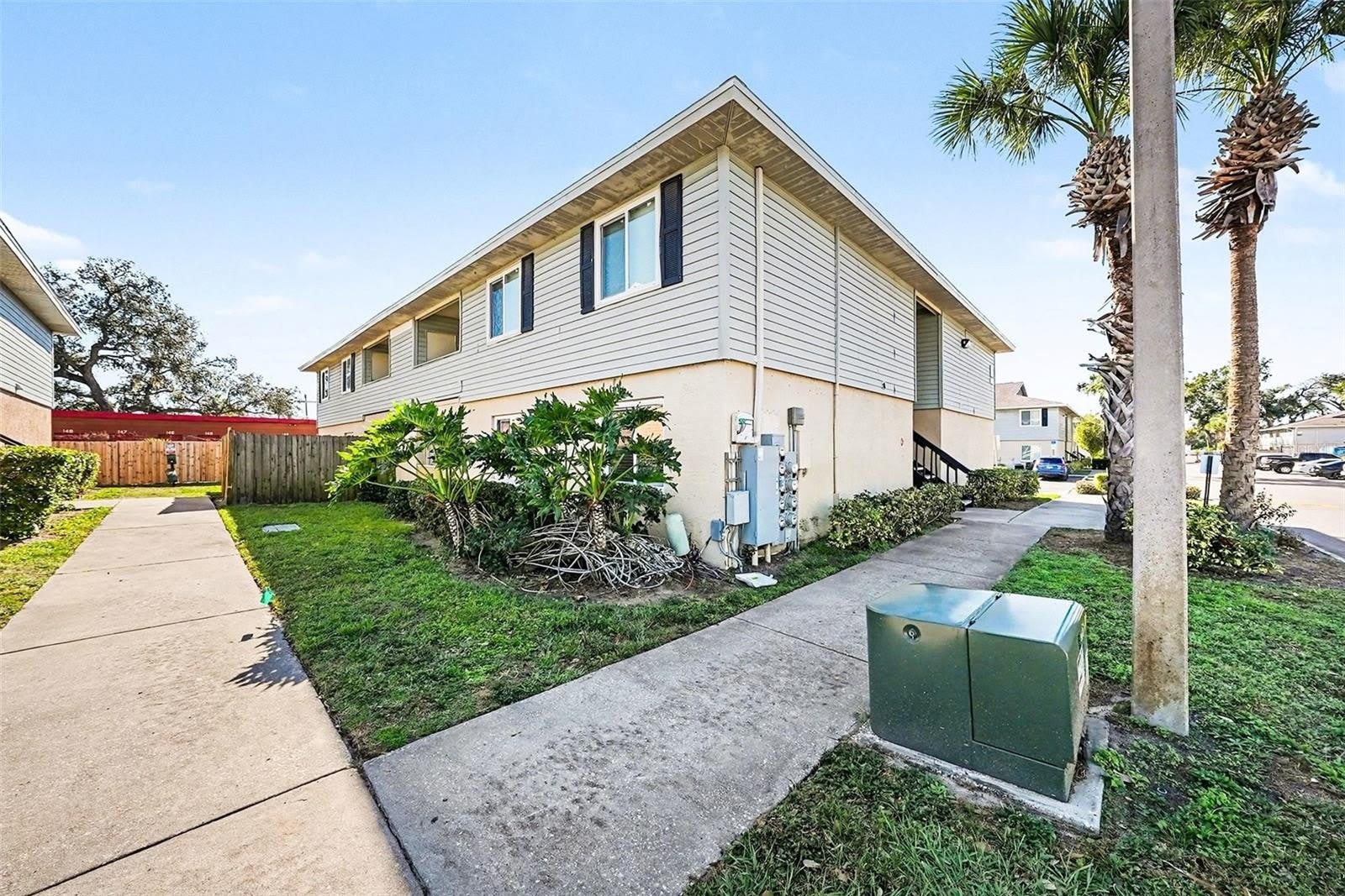 550 GOLDEN RAINTREE Place – photo 2