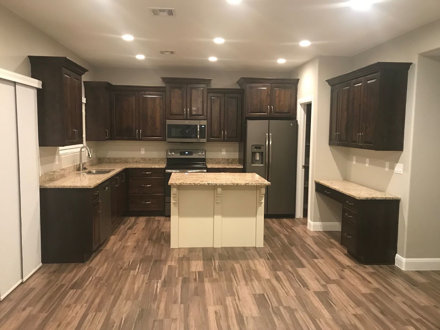 3 bedroom 2.5 bathroom Townhome in Santa Clara! – photo 1